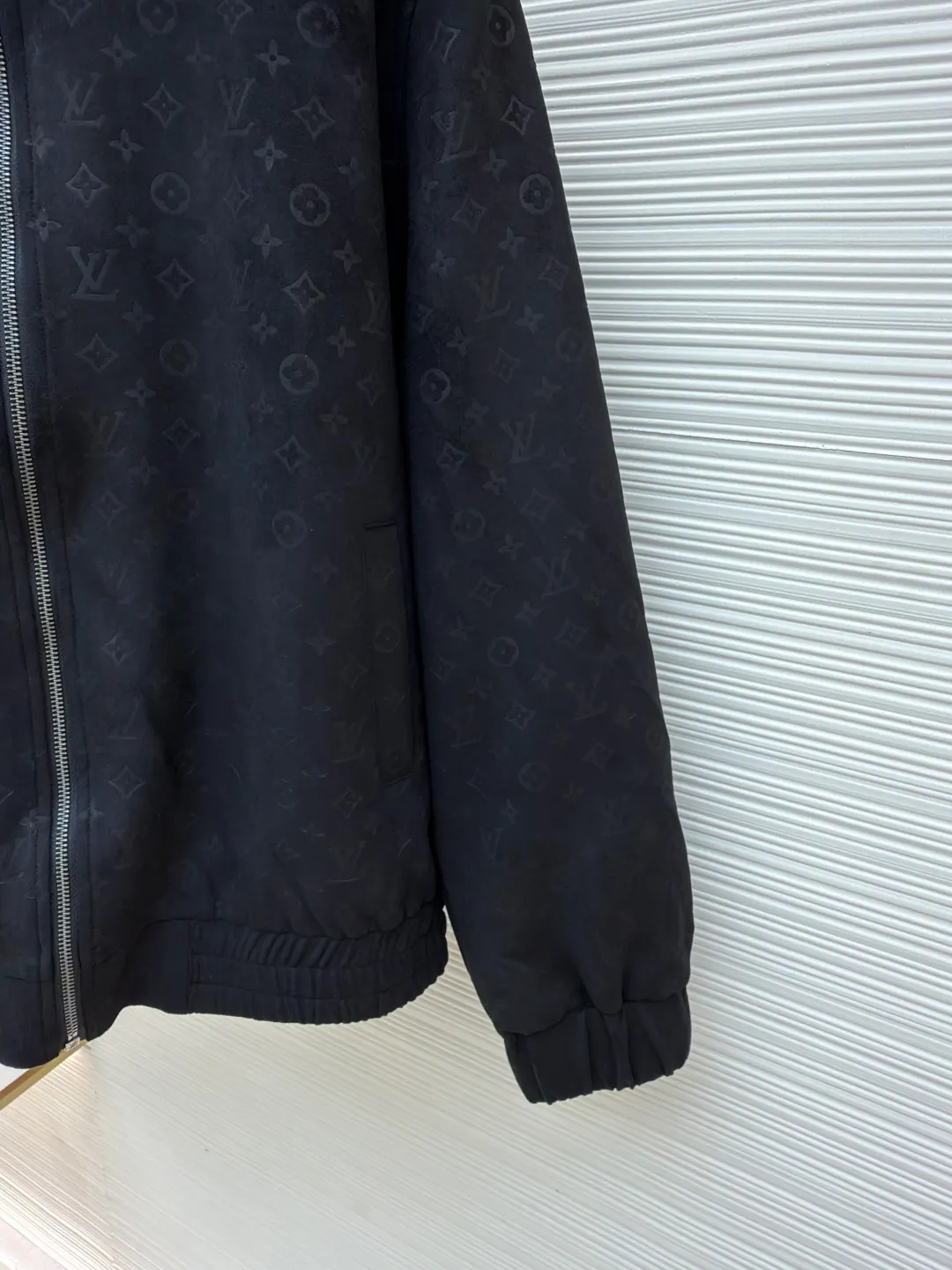 LOUIS VUITTON full-print dark pattern jacket ●Original version: purchased and developed by 36599 ●Item number: 1680959-C20 ●Fabric: suede fabric ●Technology: embossed production ●Version: fitted version ●Weight: about 1155 grams ●Size: 46-48-50-52 ●Description: 100% genuine leather imported suede leather, custom molded and embossed logo. The inner collar and hem threads are made of genuine leather, non-knitted threads, and the upper body is high-end fashion. The overall wiring is straight and delicate, the fabric is comfortable and soft, and the color is consistent without color difference. It can be matched with the same style to create a fashionable look and control various occasions. Customized accessories, complete with three standards, same style for men and women!